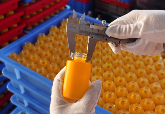 quality control check on 100ml glass perfume bottles before packing